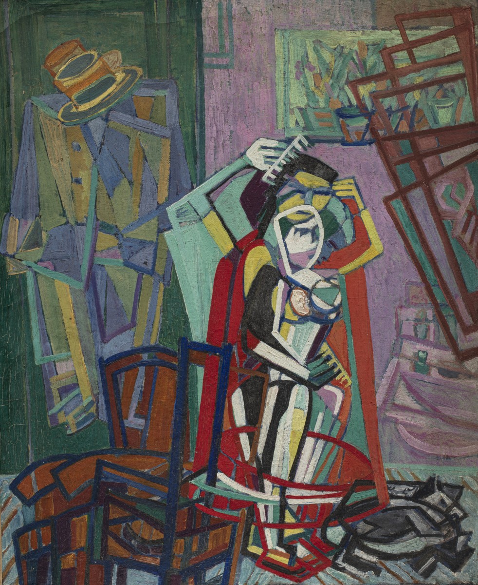 Jeune femme se coiffant